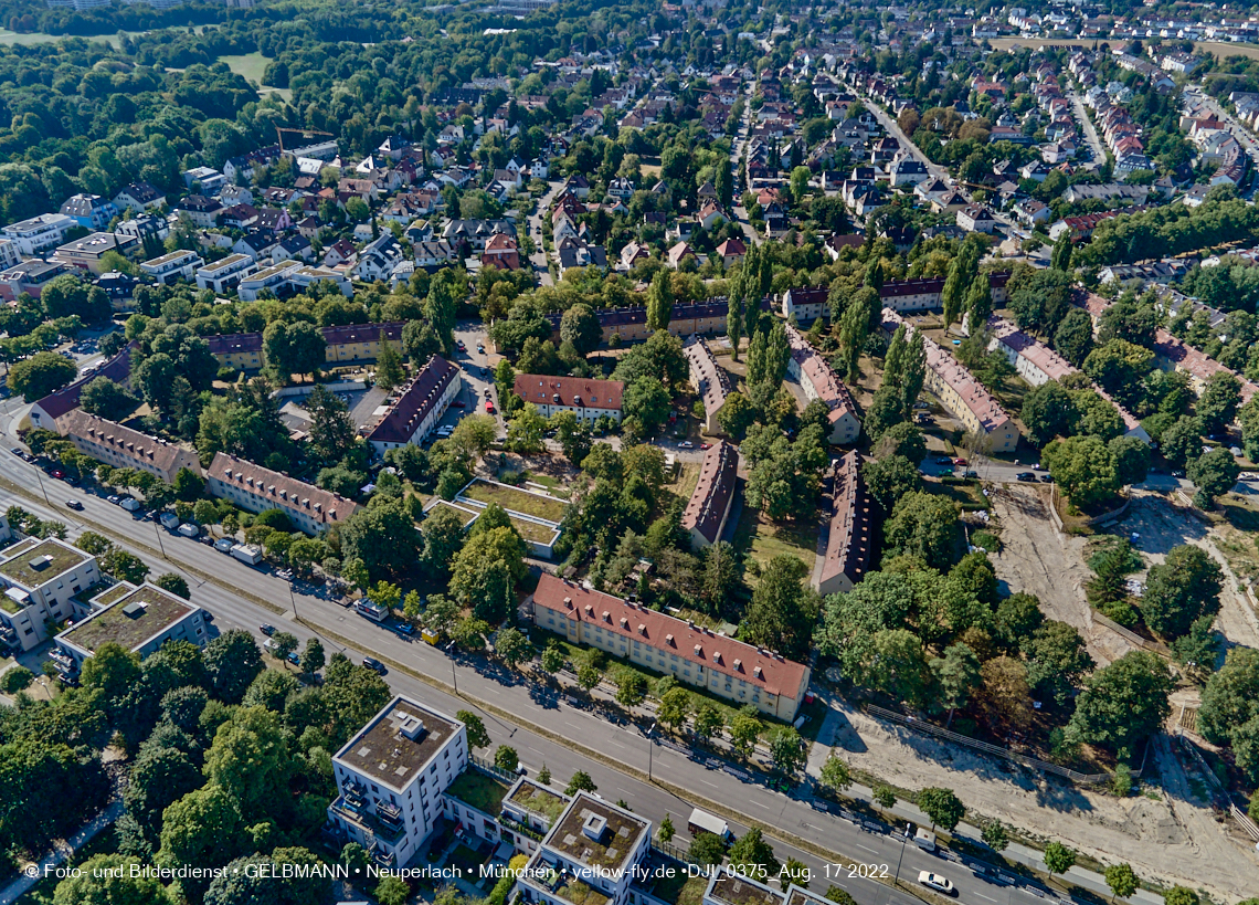 17.08.2022 - Luftbilder von der Baustelle Maikäfersiedlung in Berg am Laim